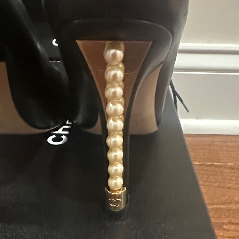 CHANEL Black Heels with Pearl Accent 37.5 BNIB Ultra Rare Authentic - Picture 4 of 11